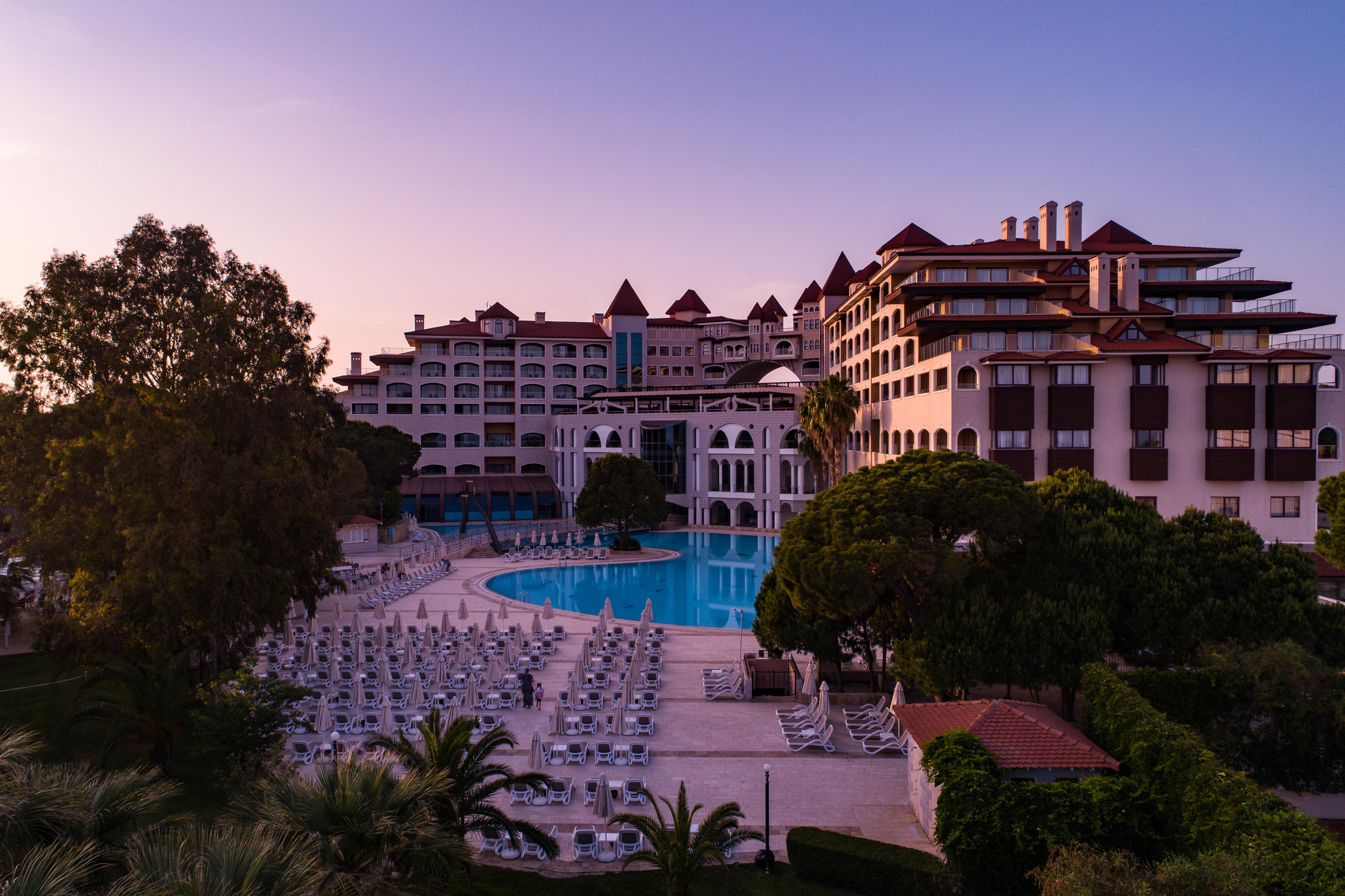 Sirene Belek Hotel Exteriér fotografie The hotel at sunset