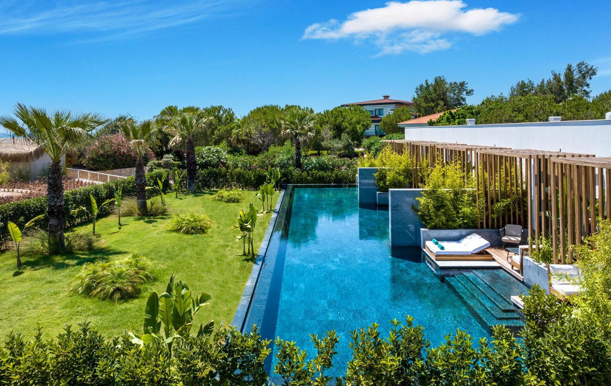 Sirene Belek Hotel Exteriér fotografie The private pool of a villa at Amanzoega
